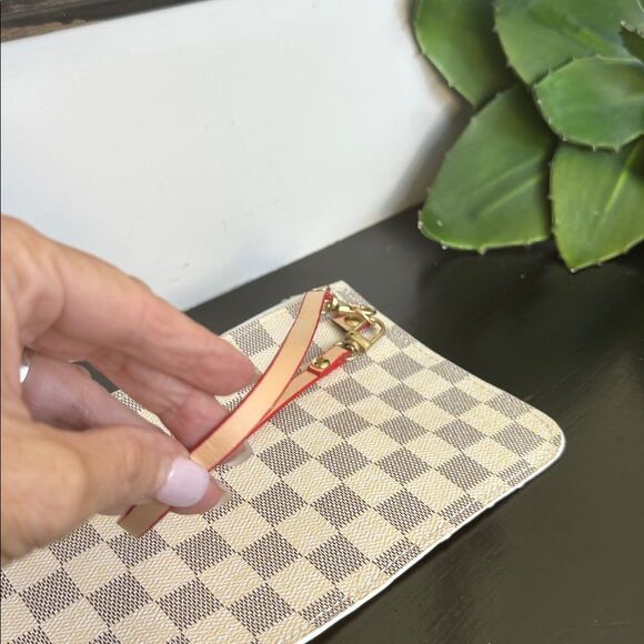 Brand new wristlet clutch neutral checker board designer pattern - Picture 4 of 5